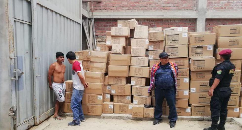 La Policía encontró las cajas que contenían la mercadería durante un allanamiento a una cochera en Lurín. (Foto: Escuadrón de Emergencia Sur 2)