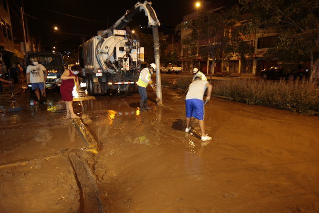 Desde la noche del sábado se ha reportado un aniego la avenida Los Tusílagos, afectando a varias viviendas, en San Juan de Lurigancho. (Foto: Kelvin García)