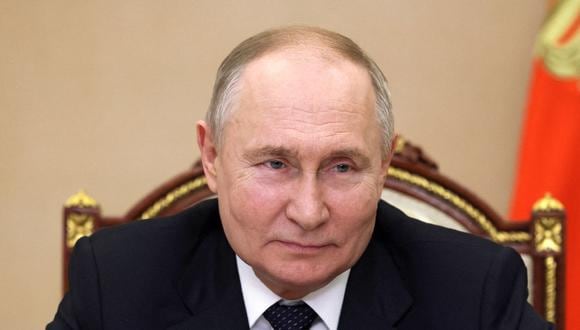 El presidente de Rusia, Vladimir Putin, participa en la apertura de instalaciones sociales y residenciales en regiones de Ucrania controladas por Rusia a través de una videoconferencia en Moscú el 3 de abril de 2024. (Foto de Mikhail METZEL / POOL / AFP)