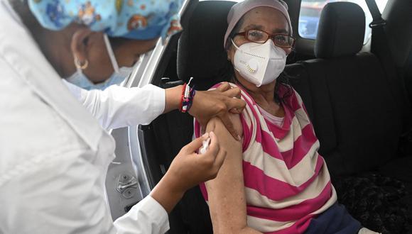 Una mujer recibe una dosis de una vacuna de Pfizer contra el COVID-19 en las instalaciones de la Universidad Nacional Autónoma de Honduras en Tegucigalpa, el 7 de julio de 2022. (Foto: ORLANDO sierra / AFP)