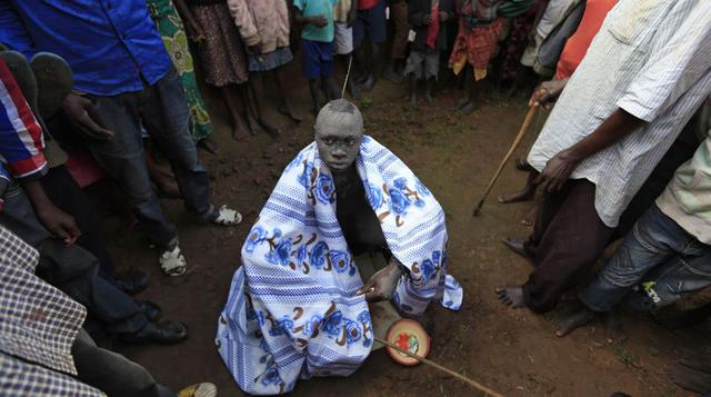 El doloroso ritual de circuncisión a los adolescentes en Kenia - 10
