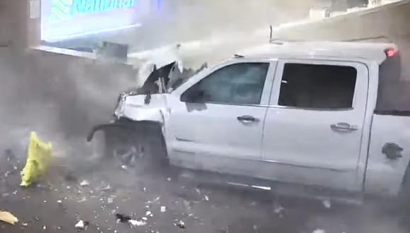 Una camioneta irrumpió violentamente en un aeropuerto de Florida y dejó un enorme hueco en la pared tras chocar a toda velocidad | Captura de YouTube / ABC Action News