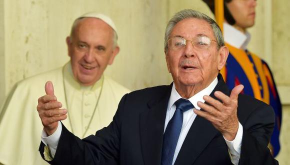 Raúl Castro en el Vaticano: Si el Papa sigue así vuelvo a rezar