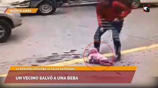 Bebé se salvó de morir atropellada cuando intentaba cruzar la calle gateando [VIDEO]