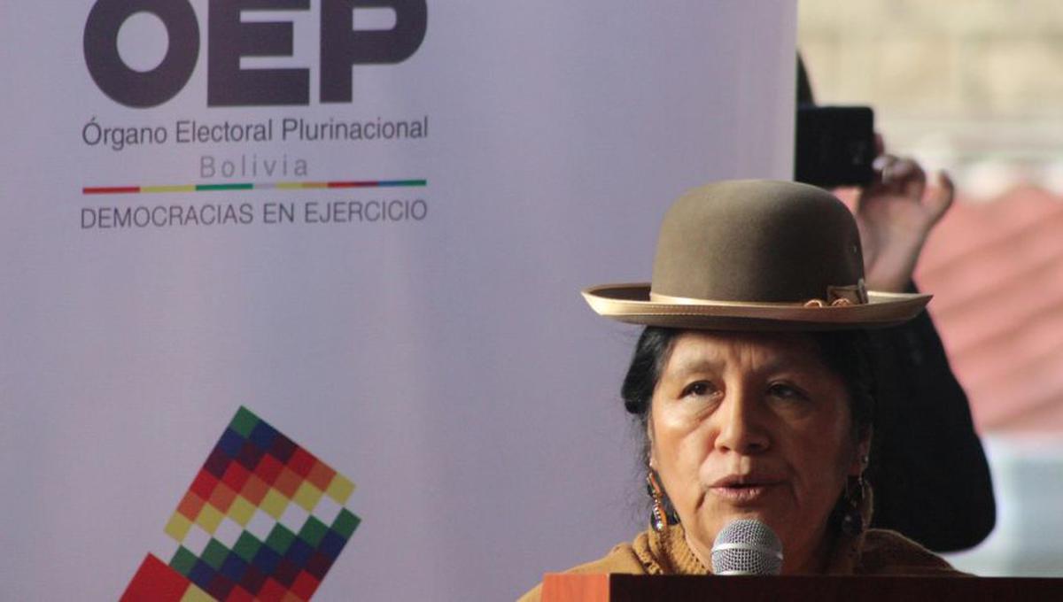 La presidenta del órgano electoral de Bolivia, María Eugenia Choque, durante la apertura de la jornada electoral este domingo en La Paz (Bolivia). (Foto: EFE)