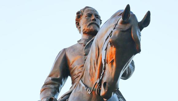 En la imagen, la estatua de Robert E. Lee, el general que comandó las fuerzas de los Estados Confederados -en defensa de la esclavitud- durante la Guerra de Secesión en el país. (Foto: AFP)