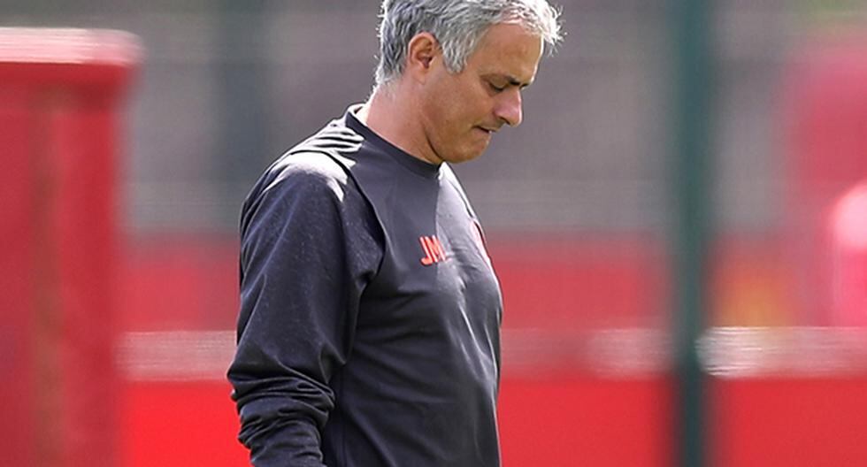 José Mourinho, técnico del Manchester United, hizo un alto en las prácticas de su equipo para expresar su dolor por las víctimas del atentado terrorista del lunes. (Foto: Getty Images)
