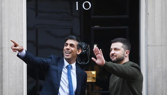 El primer ministro británico, Rishi Sunak (i), recibe al presidente ucraniano, Volodymyr Zelensky, antes de la reunión que celebraron este miércoles en Downing Street, Londres. Zelenski, ha agradecido al Reino Unido su "gran apoyo desde los primeros días de la invasión a gran escala" de Rusia a su país. (Foto: EFE/ Neil Hall)