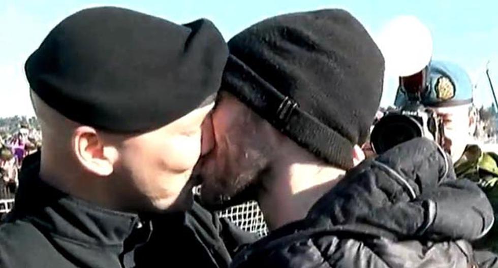 Pareja homosexual protagonizó en YouTube el tradicional primer beso de Armada canadiense. (Foto: Captura)