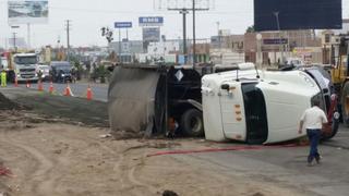 Panamericana Sur: así quedó camión que se volcó en el Km. 23
