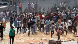 Bangladesh: hallan con vida a 50 personas entre escombros de edificio derrumbado