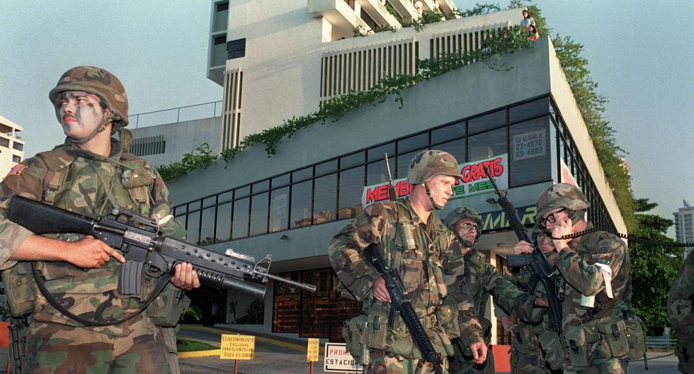 En esta imagen del 24 de diciembre de 1989 se ve a soldados estadounidenses frente a la embajada del Vaticano en Panamá. (AFP / MANOOCHER DEGHATI).