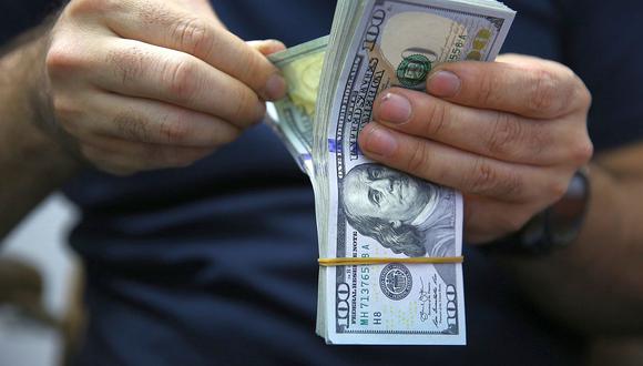El "dólar blue" subía marginalmente a 138 pesos argentinos este jueves. (Foto: AFP)