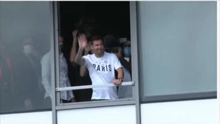 Lionel Messi aterrizó en el aeropuerto de París y saludó a los fanáticos del PSG [VIDEO]