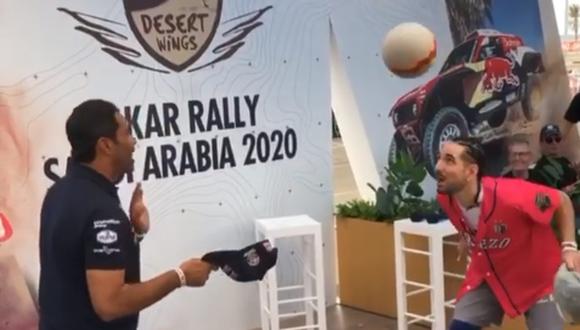 Nasser Al-Attiyah mostró su habilidad con el balón tras hacer un juego de cabeceadas en la previa al inicio del Dakar