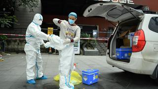 China: Cómo Chengdu ha entrado en “modo de guerra” por casos de coronavirus detectados en comida en el refrigerador