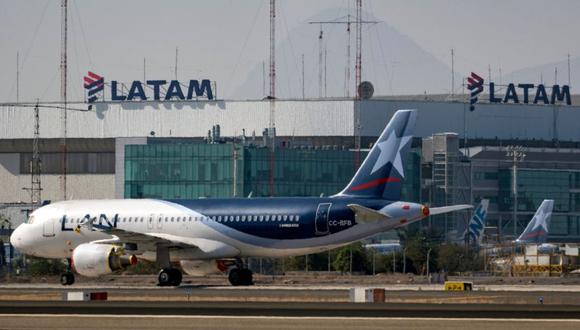 Un avión de Latam Airlines se posa en la pista del Aeropuerto Internacional de Santiago, en Santiago, durante la nueva pandemia del coronavirus. (Foto: AFP / Martín BERNETTI).