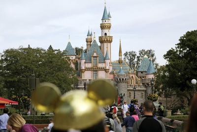 Polémica por empleado de Disney vestido de mujer atendiendo niños en  atracción - Gente - Cultura 