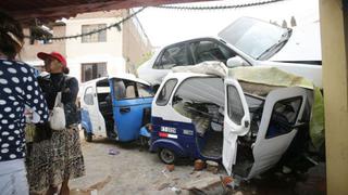 Chorrillos: auto aplastó dos mototaxis tras caer sobre vivienda