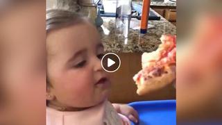 Bebé sufre la 'peor traición' cuando comía pizza y su reacción se vuelve tendencia