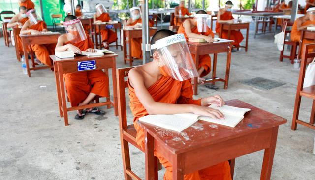 Los monjes budistas, que usan protectores faciales,  asisten a una lección en el instituto educativo monástico Wat Molilokayaram en Tailandia. (REUTERS/Soe Zeya Tun).