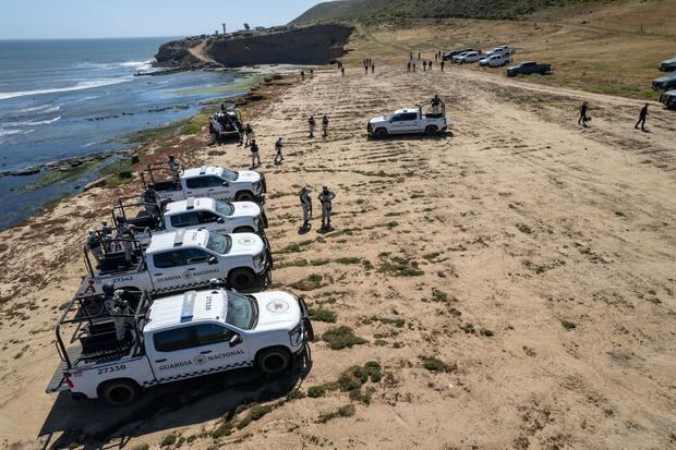 Vista aérea de vehículos de la Guardia Nacional de México que custodiaban el sitio donde acampaban los tres surfistas antes de desaparecer. (Foto Guillermo Arias/AFP).