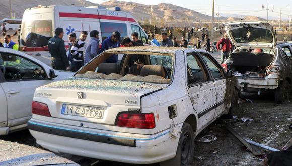 Autos dañados tras una explosión junto a la tumba del jefe de operaciones exteriores de la Guardia Revolucionaria de Irán en la mezquita Saheb al-Zaman en Kerman, Irán, el 3 de enero de 2024. (Foto de EFE/EPA/TASNIM NEWS AGENCY)