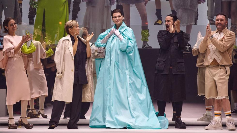 En septiembre, la icónica modelo de los años 90 reapareció públicamente para cerrar el desfile de Fendi en la Semana de la Moda de Nueva York. El desfile celebraba el 25 aniversario del bolso 'Baguette', el emblemático diseño de la casa italiana. (Foto: Fendi).