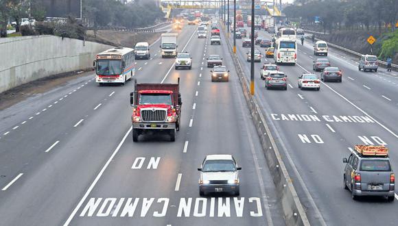 Los camiones (y también los buses) deberán circular solo por los dos carriles de la derecha en la Panamericana Sur. La vía ha sido señalizada. (Alessandro Currarino / El Comercio)