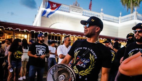 Henry "Enrique" Tarrio, líder de The Proud Boys, asiste a una protesta que muestra su apoyo a los cubanos que se manifiestan contra su gobierno, en Miami, Florida, el 16 de julio de 2021. (Foto de Eva Marie UZCATEGUI / AFP)