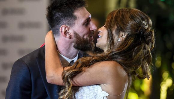 Muchos pensaron que Lionel Messi le dio un ostentoso anillo a Antonela Roccuzzo como regalo de bodas. Otros creyeron que fue un viaje. Pero en realidad ese obsequio no fue material. (Foto: AFP)