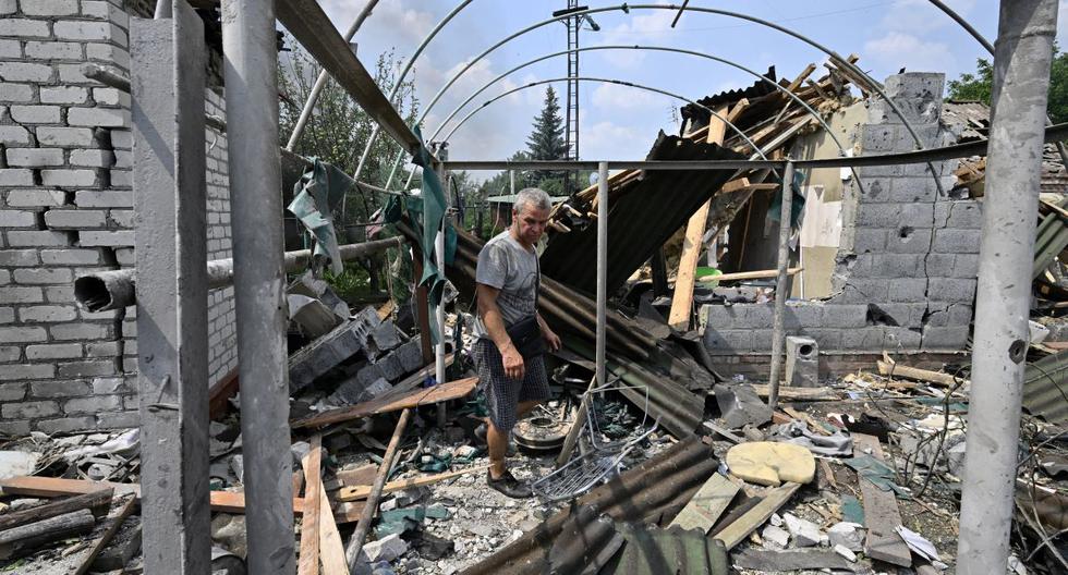 Un residente camina entre los escombros junto a una casa destruida en Sloviansk, Ucrania, el 4 de julio de 2022, el día después de un ataque con cohetes rusos. (Genya SAVILOV / AFP).