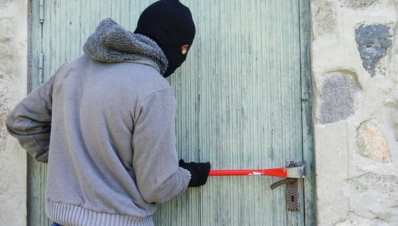 Ladrón intentar abrir la puerta de una propiedad para ingresar a robar. (Imagen: Pixabay)