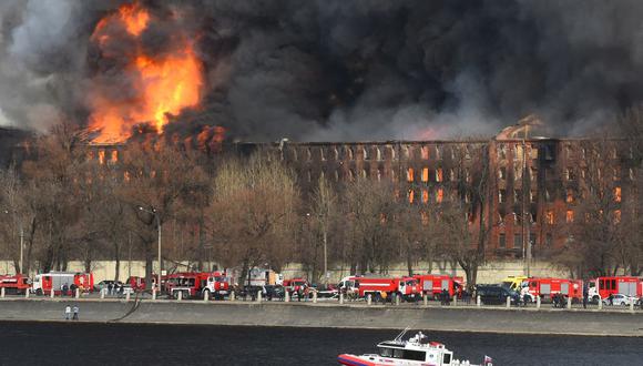 Los bomberos trabajan para extinguir un incendio en una fábrica histórica en San Petersburgo el 12 de abril de 2021. (Foto de Olga MALTSEVA / AFP).