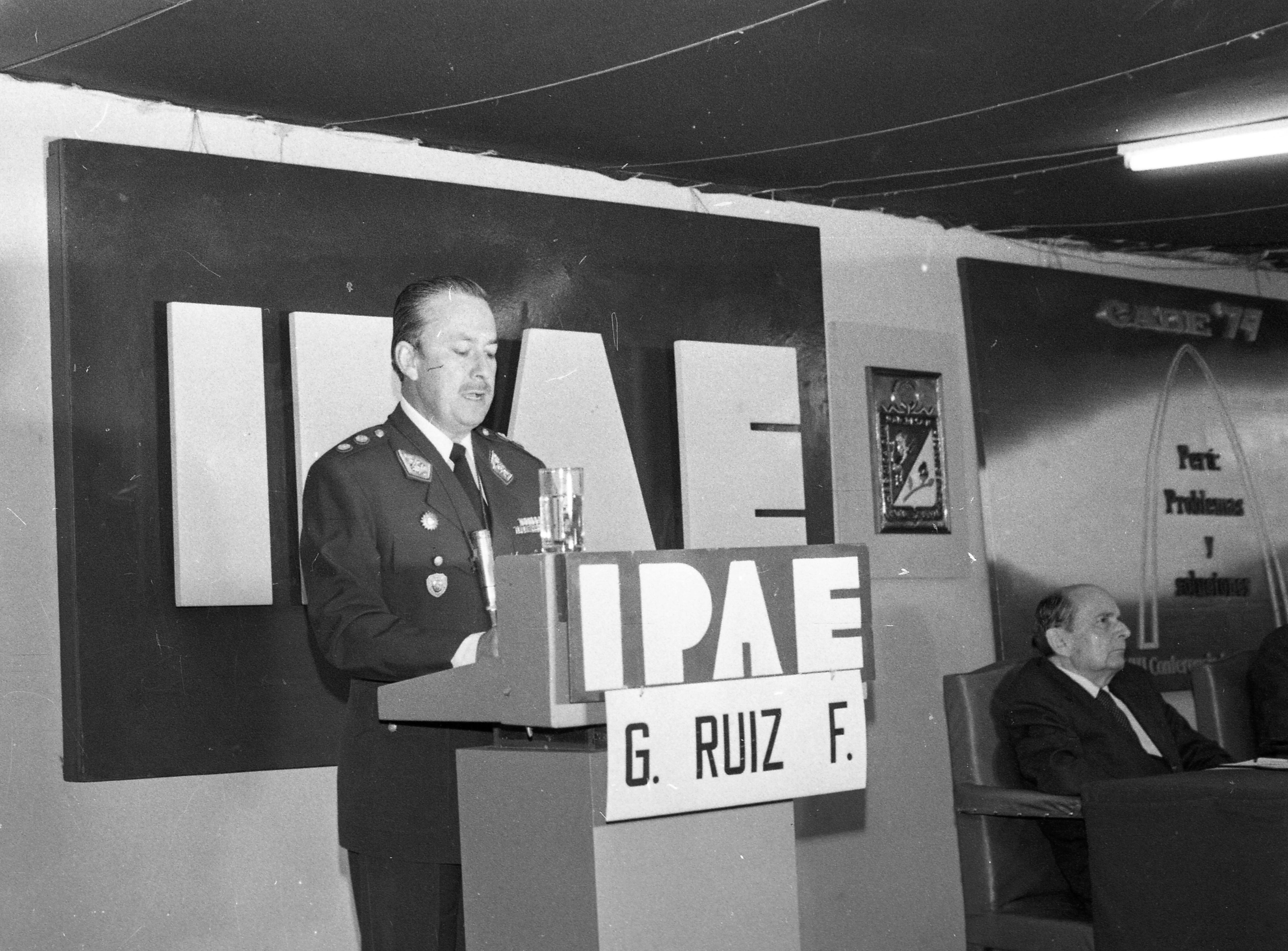 Tacna, 17 de noviembre de 1979. Tomó entonces la palabra, representando al gobierno militar, el general Germán Ruiz Figueroa. (Foto: GEC Archivo Histórico / Darío Médico).

