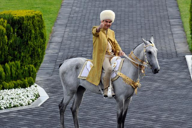 Si bien el actual presidente turkmeno deshizo algunas de las decisiones más inconvenientes de Niazov, instauró también su propio culto a la personalidad. (Foto: AFP)