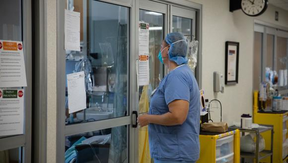Un profesional de la salud se prepara para ingresar a la habitación de un paciente en un hospital de Ohio (Estados Unidos), el 20 de noviembre de 2020.  (Megan Jelinger / AFP).