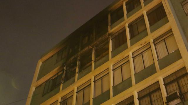 Centro de Lima: controlan incendio en edificio del Jr. Camaná  - 5
