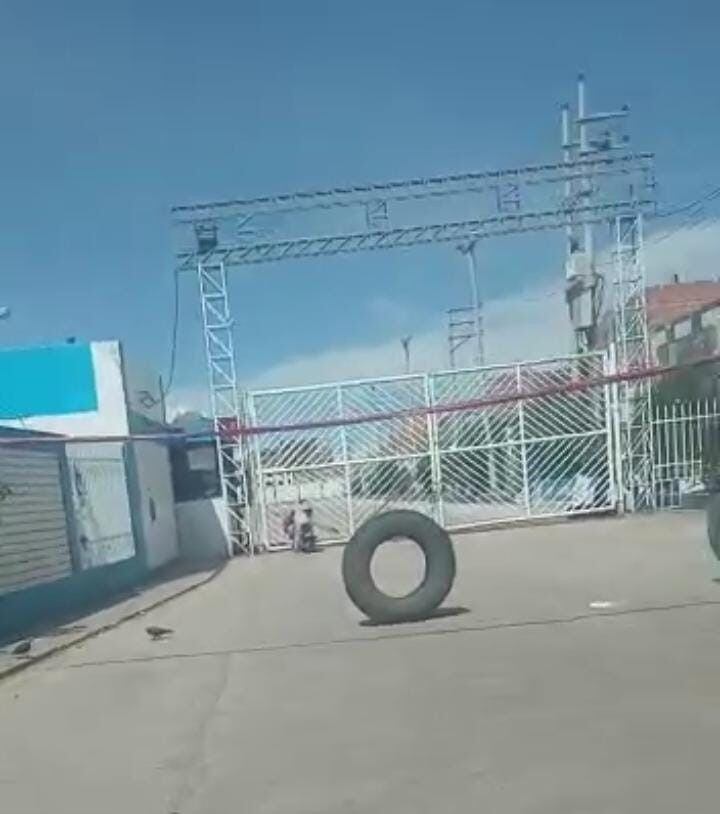 Martín Ojeda compartió una imagen donde se observa que el terminal de Juliaca está cerrado para evitar saqueos de los manifestantes.