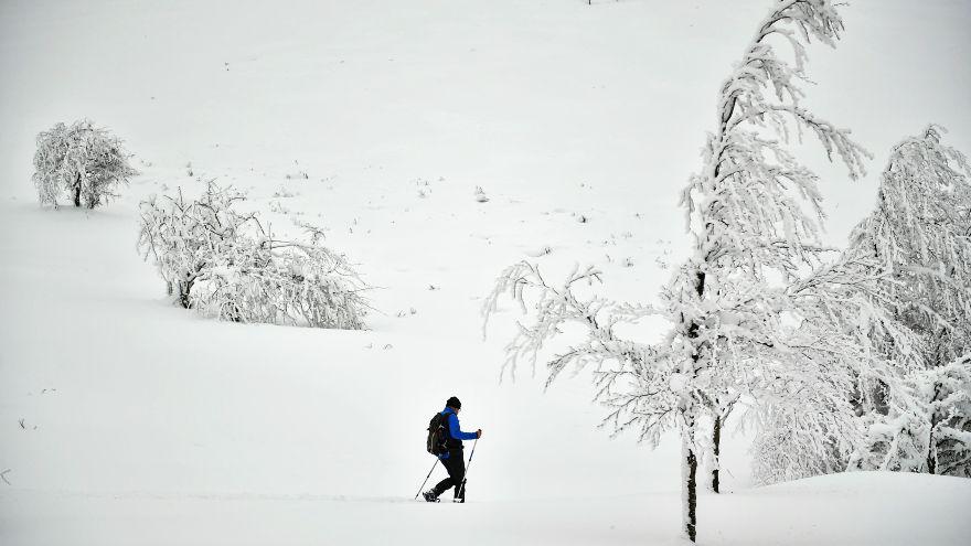 Copiosas nevadas sobre gran parte de España provocaron este lunes la cancelación de 70 vuelos en el aeropuerto de Madrid, así como la anulación de clases para decenas de miles de niños, informaron autoridades. (Foto: AP)