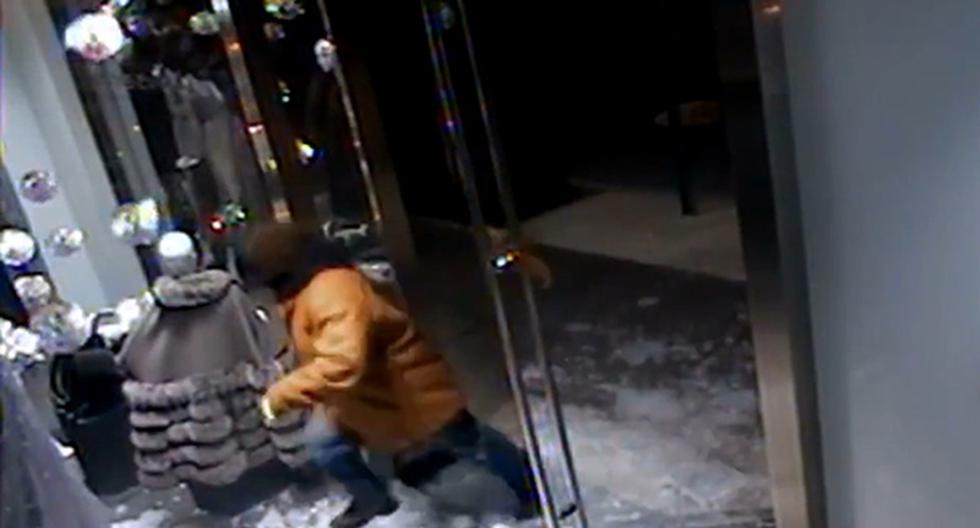 Roban millones de dólares en abrigos de piel en una tienda de Nueva York. (Foto: Captura)