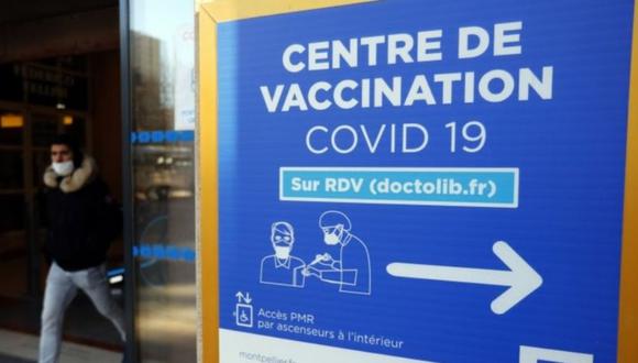 Francia se sumó a la lista de países que recomiendan la vacuna de AstraZeneca solo para menores de 65 años. (Foto: EPA)