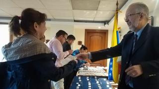 Embajada de Venezuela en Quito entrega 100 pasaportes ante ola migratoria