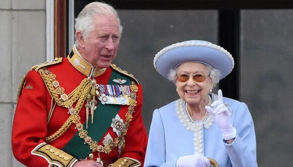 La reina Isabel II del Reino Unido a junto a su hijo el príncipe Carlos de Gales en el balcón del Palacio de Buckingham. (DANIEL LEAL / AFP).