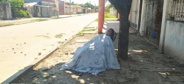 Su familia la deja en la calle creyendo que tiene coronavirus y Bolivia entera expresa su indignación. (Foto: ElDeber)