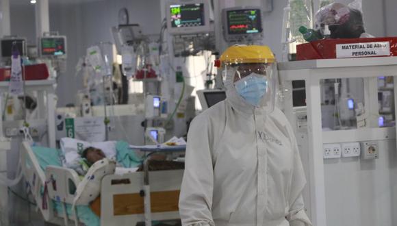 Personal de sanidad atiende a un enfermo con covid-19 en los domos de terapia intensiva del Hospital Japonés en Santa Cruz, Bolivia. (Foto: Archivo/ EFE/Juan Carlos Torrejón).