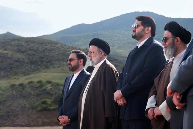 Iranian President Ebrahim Raisi with Minister of Roads and Urban Planning Mehrdad Bazrpash at the site of the Qiz-Qalasi dam built by Iran and Azerbaijan on the Aras River.  (EFE).