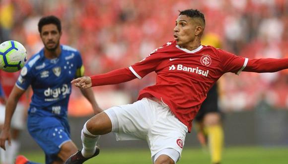 Guerrero controlando una pelota en el Internacional vs. Cruzeiro. (Foto: Ricardo Duarte)