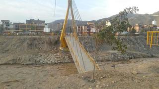 Colapsa puente peatonal por crecida de río Rímac [VIDEO]