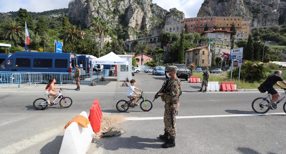 Los ciclistas cruzan la frontera franco-italiana cerca de Menton, cuando Italia reabrió sus fronteras con Europa, tres meses después de que el país entró en el bloqueo del coronavirus. (Valery HACHE / AFP)